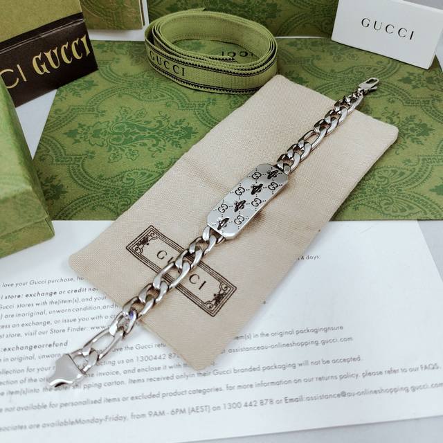 P Pgucci bee and Gg logo two classic engraved elements This bracelet has a perso