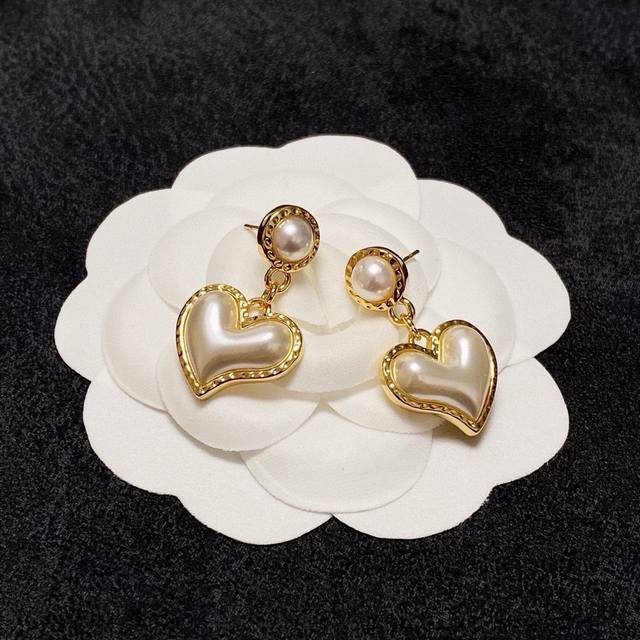 Chanel's new peach heart earrings look simple! But they are very classic and ve