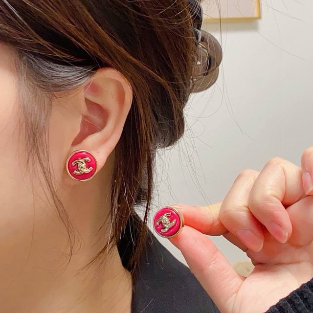 Hot Chanel Xiaoxiang style New Year red festive rose red earrings are available