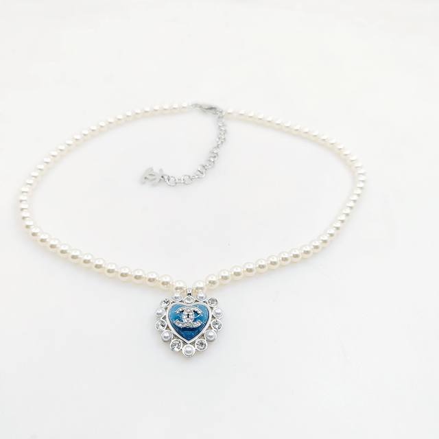 Chanel latest blue love pearl necklace consistent Zp brass material DDD