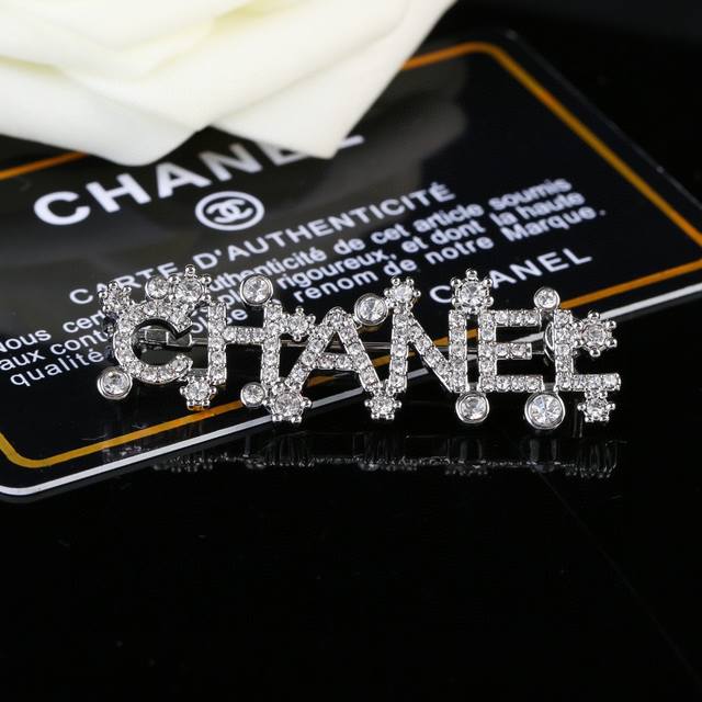Chanel Autumn and Winter Series Diamond Double C Brooch A unique design with a