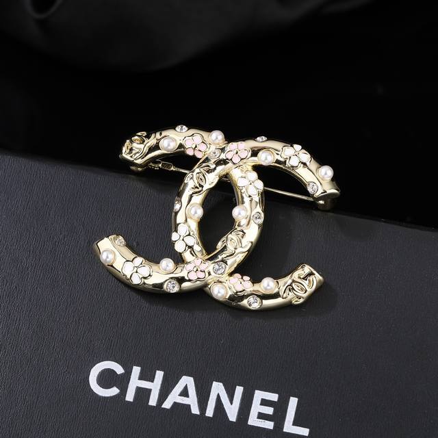 Chanel's new double C brooch is very finely crafted in every detail. This desig