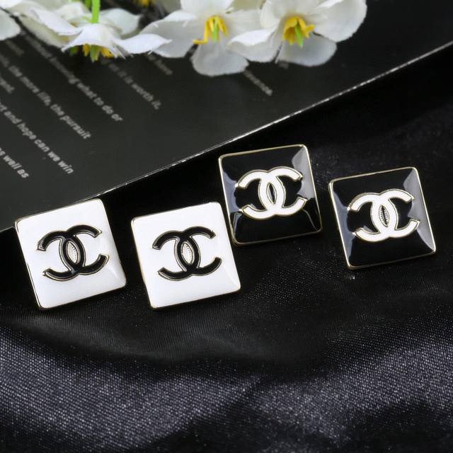 Chanel earrings Every detail is very finely crafted. This design is very beautif