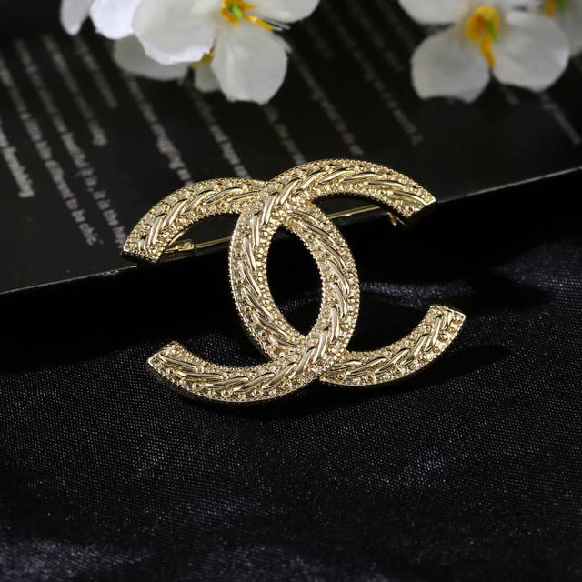 Chanel Autumn and Winter Series Double C Brooch A super perfect fashionable ele