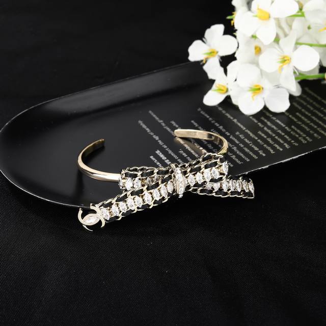 Chanel's new double C bracelet is very finely crafted in every detail. This des