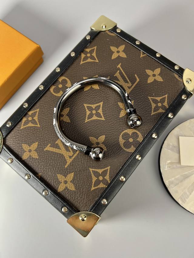 Lv Black leather bracelet with old-fashioned patterns. The simple old-fashioned