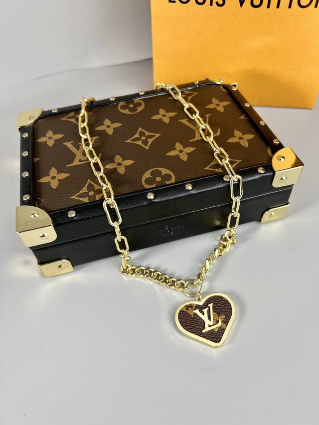 Lv love brand necklace, Lv handmade necklace, peach heart classic old flower nec