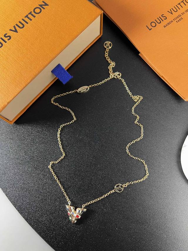 Necklace, bracelet, earrings, ring DDD. Lv set, ring size: 678 DDD