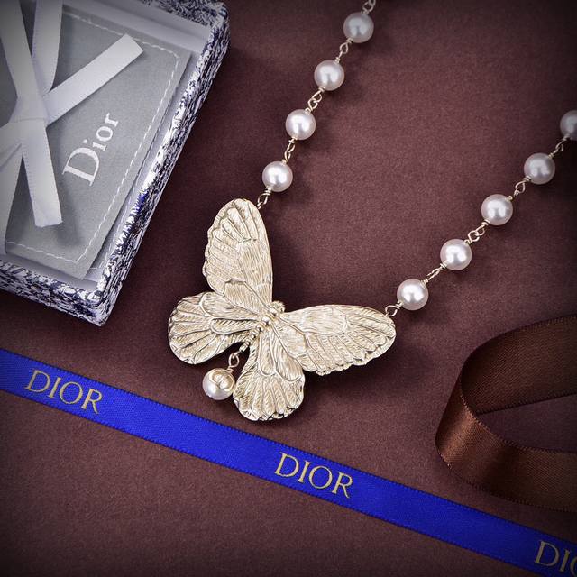Dior's new style is loved by all the top brands. Dior's new letter CD butterfly