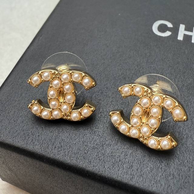 Xiaoxiang's double C earrings with full pearls are super classic. The classic d