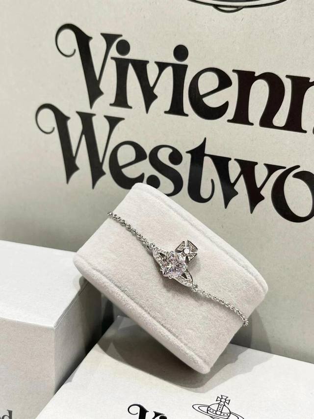Saturn diamond bracelet is so exquisite. I like this small and exquisite style.