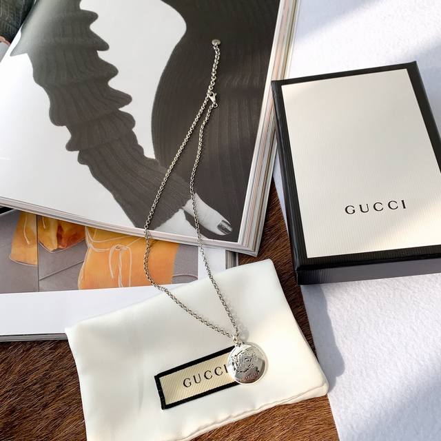 Tiger Gucci's necklace is really beautiful and can be worn by both men and wome