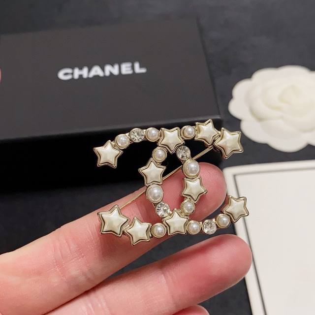 Chanel The new five-pointed star Chanel brooch is the most understanding accesso