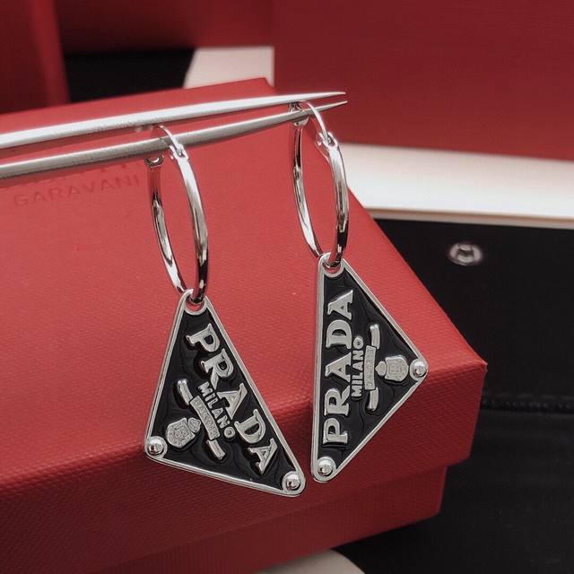 No.Ped0036 Prad*Latest black triangle ear hook consistent Zp brass material DDD