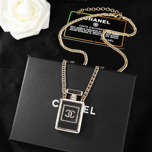 Chanel new perfume bottle necklace counter synchronous new double C necklace ex