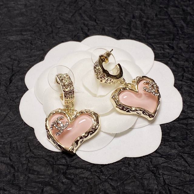 Chanel I really like Chanel's pink crystal letter heart crystal diamond letter e