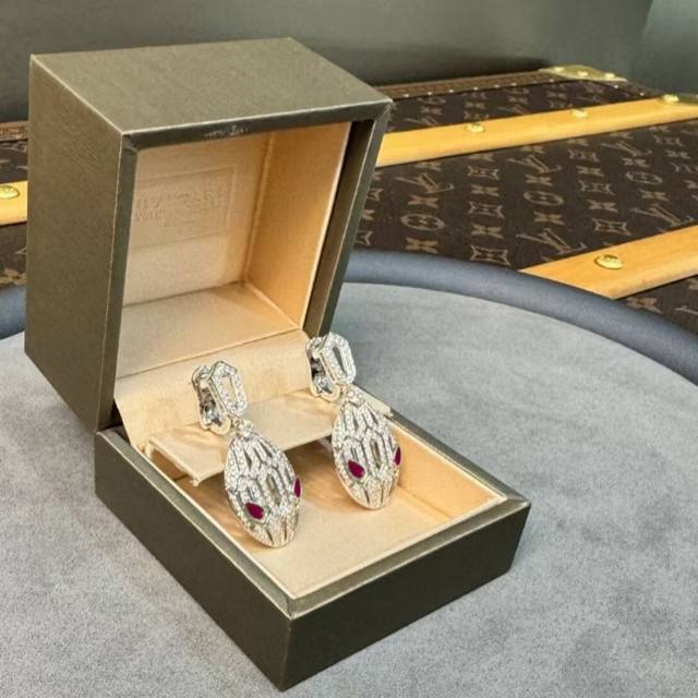 V Gold material High-grade ruby Bulgari high-grade red-eyed snake ear racket Pop