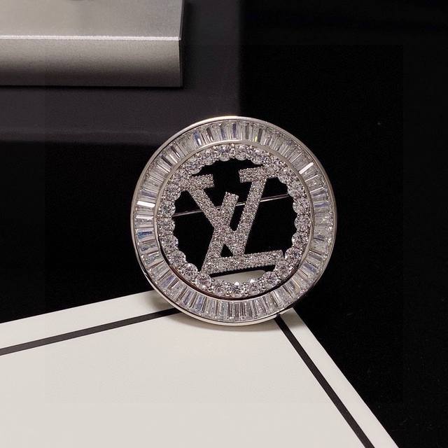 Lv counter new style brooch is the most understanding of women's accessories. Th