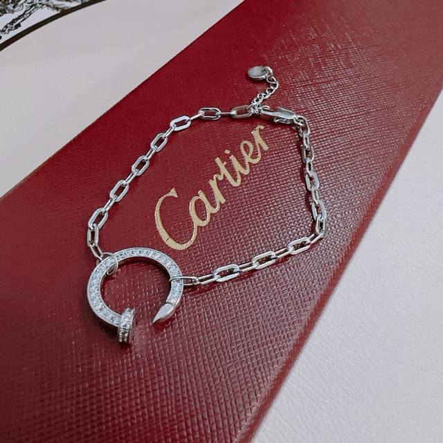 Cartier bracelet V gold material series is perfect in appearance, invincible in