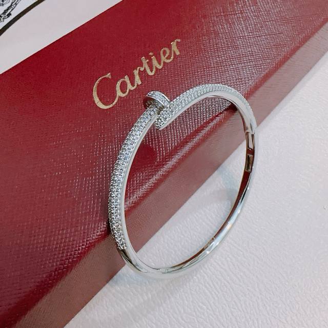 Cartier bracelets are made of V gold. The material is perfect, the details are