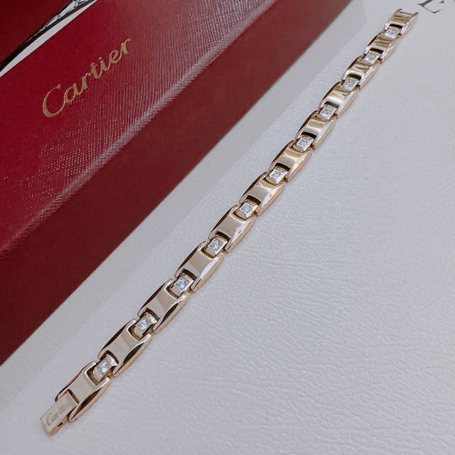 Cartier bracelet V gold material series is perfect in appearance, invincible in