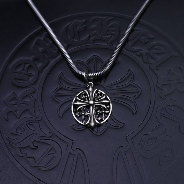 Hot item recommendation: Chrome Hearts necklace, very cool. Different patterns a