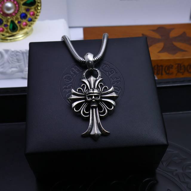 Hot item recommendation: Chrome Hearts necklace, very cool. Different patterns a