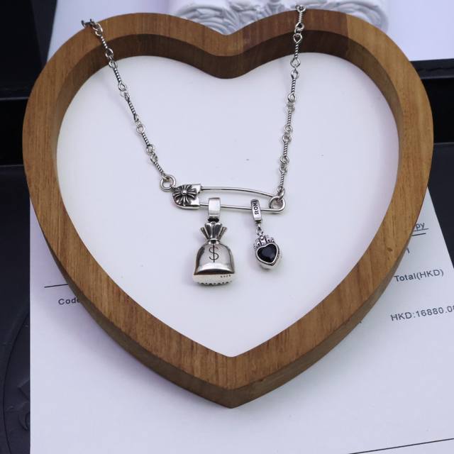 Hot item recommendation: Chrome Hearts necklace, twisted chain is so cool. Chrom