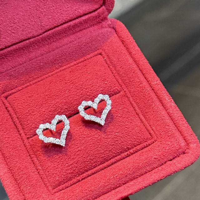 A5624 T 's hollow heart earrings are a timeless classic. The small size is alway