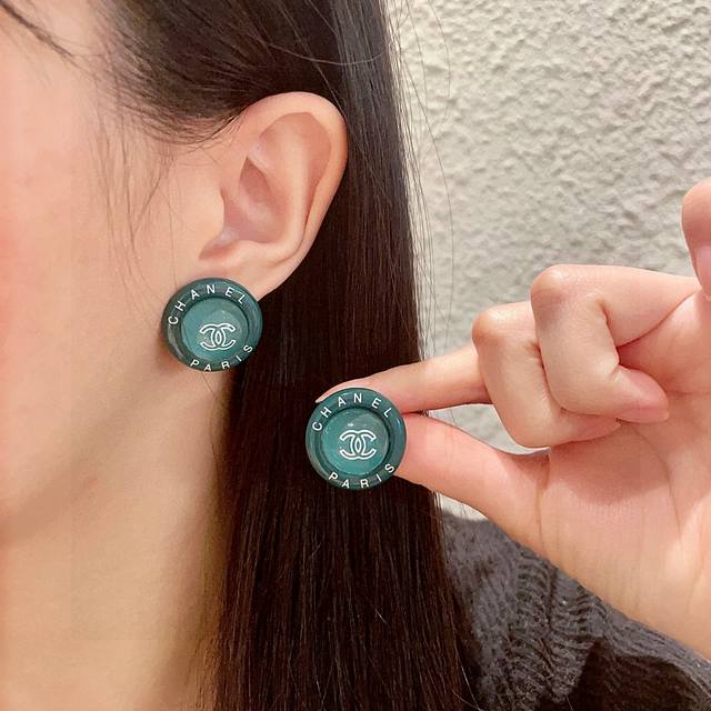 Chanel round letter double C earrings DDD
