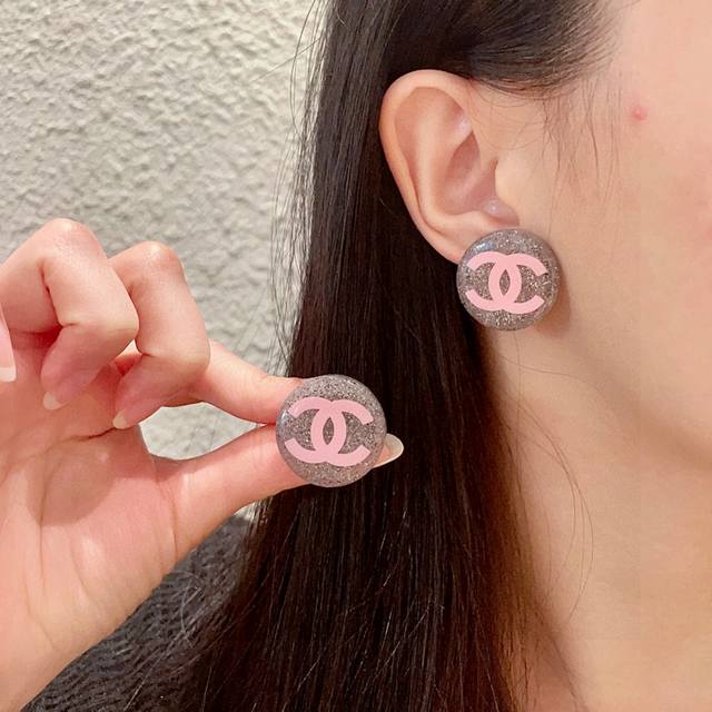 Chanel round double C earrings DDD