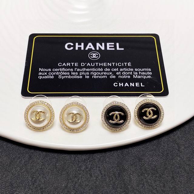 Chanel Chanel double C black and white earrings are very good-looking no matter