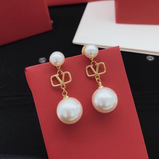 No.Ved0074 Valentino's latest tassel earrings are made of brass and are ZP