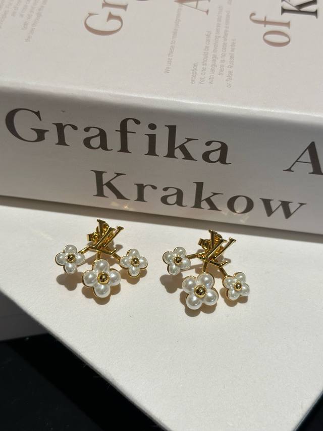 No. Led0097 Lva065 fan-shaped white flower earrings DDD