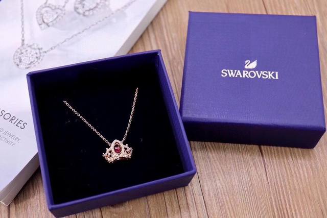 Swarovski Dreamy Red Diamond Heartbeat Crown Set Express your love to your loved