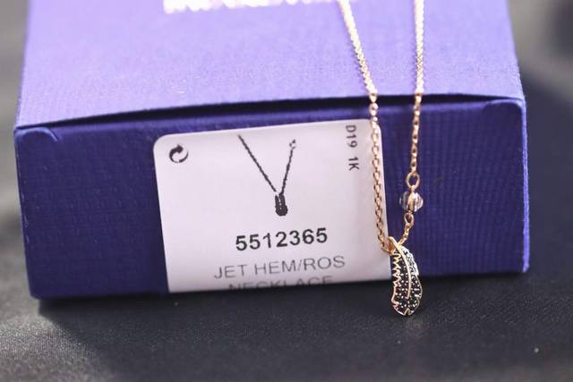 Swarovski Black and White Feather Single Diamond Clavicle Necklace The fashionab