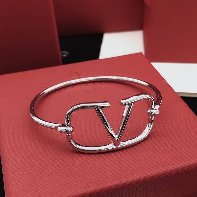 No.Vsz0006 Valenti*O latest V-shaped bracelet with consistent smooth surface Zp
