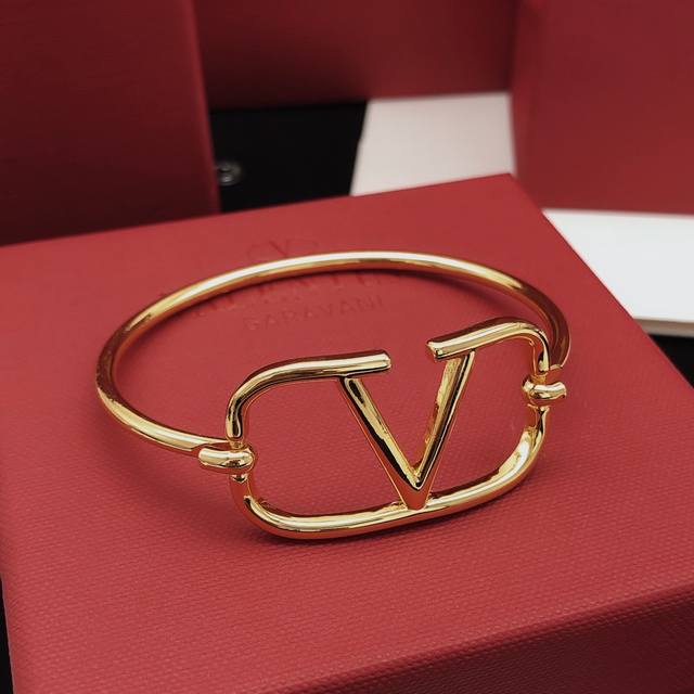 No.Vsz0005 Valenti*O latest V-shaped bracelet with consistent smooth surface Zp