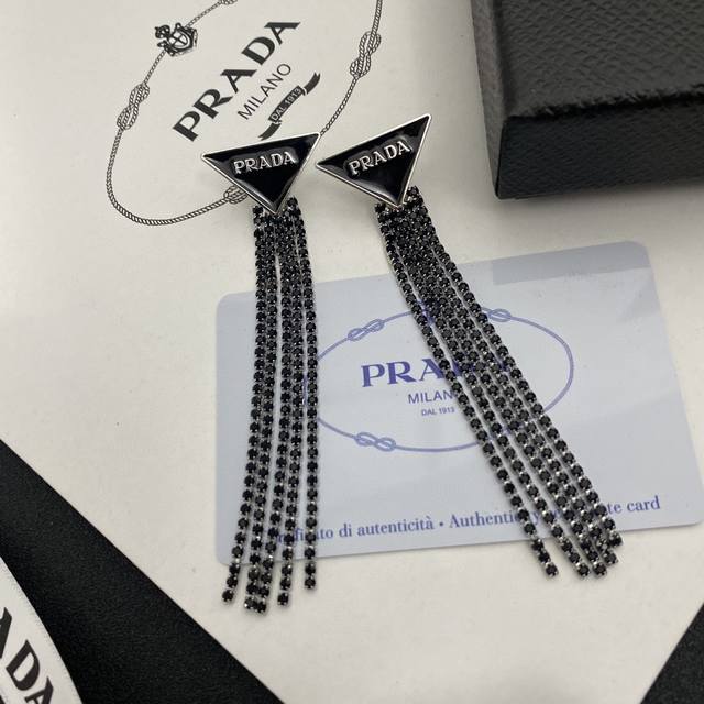 Prada Prada This year's Prada is simply on fire. The latest hot-selling tassel c