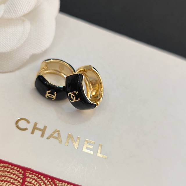 Popular model, hot on Xiaohongshu, Chanel, finely carved hoop letter earrings 1