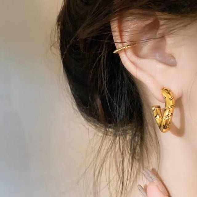 Original goods New products Balenciaga new earrings are consistent with the cou