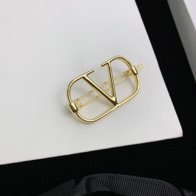 Valentino. Valentino counter new hairpin hot antique diamond abandoned the usual
