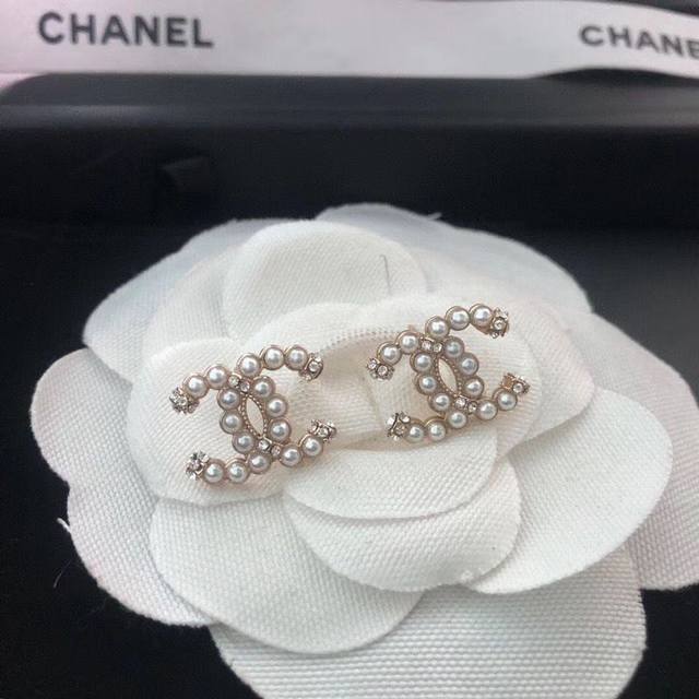 Zp Chanel Double C crystal diamond rice-grain interval pearl earrings are elegan