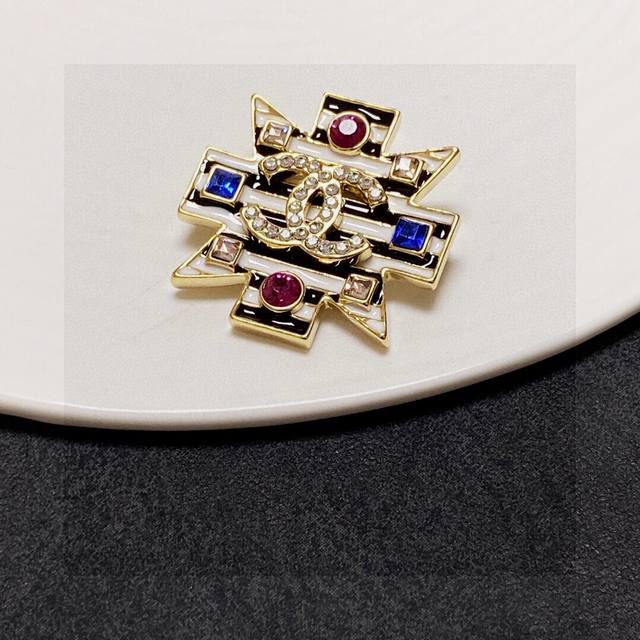 Chanel New Chanel counters are on sale at the same time. The Chanel brooch is th
