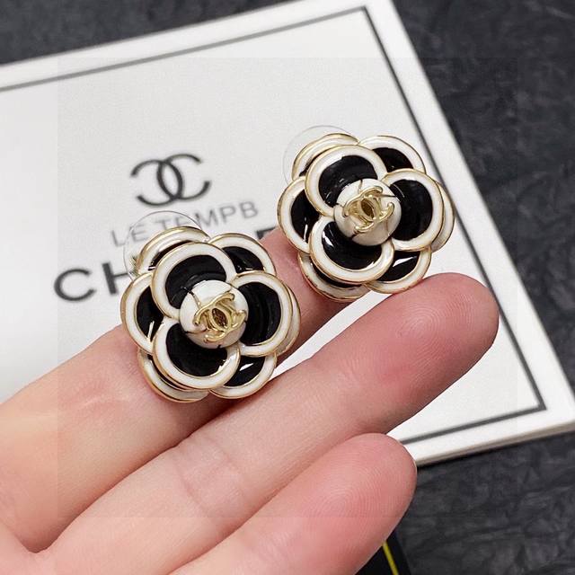 Xiaoxiang's new Chanel Camellia earrings are exactly the same as the original o
