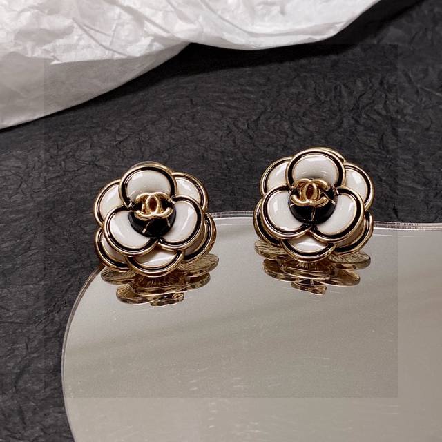 Small high version of the new Chanel Chanel Camellia earrings are exactly the s