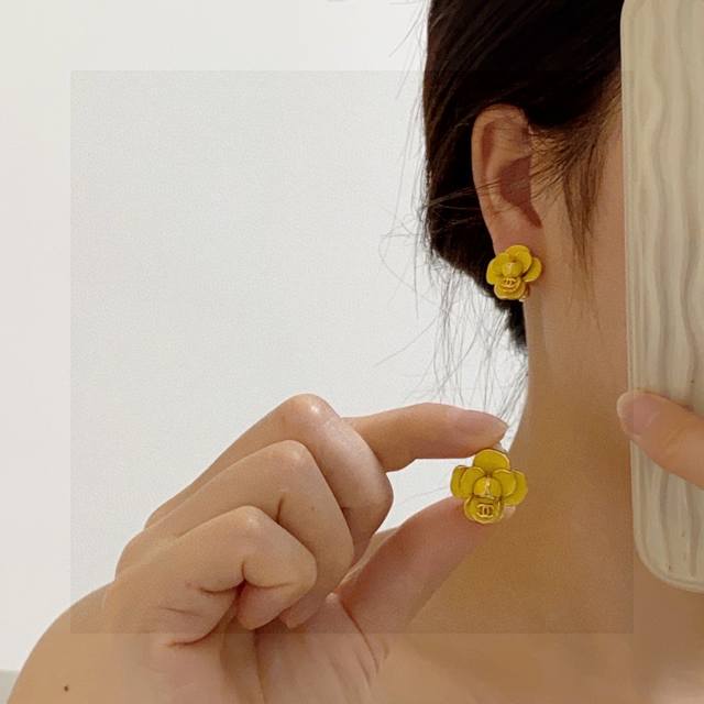 Ear clip Chanel Chanel style earrings that don't require piercings Chanel ear cl
