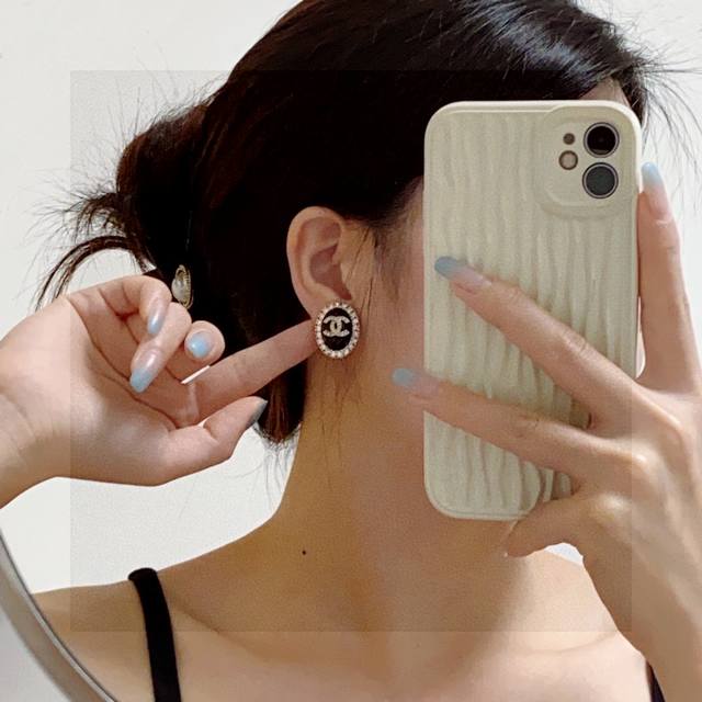 Ear clips Chanel latest models are on sale simultaneously Chanel ear clips earri
