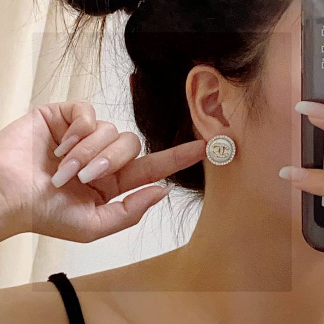 Chanel Chanel Double C earrings are very good-looking and versatile. They are fa
