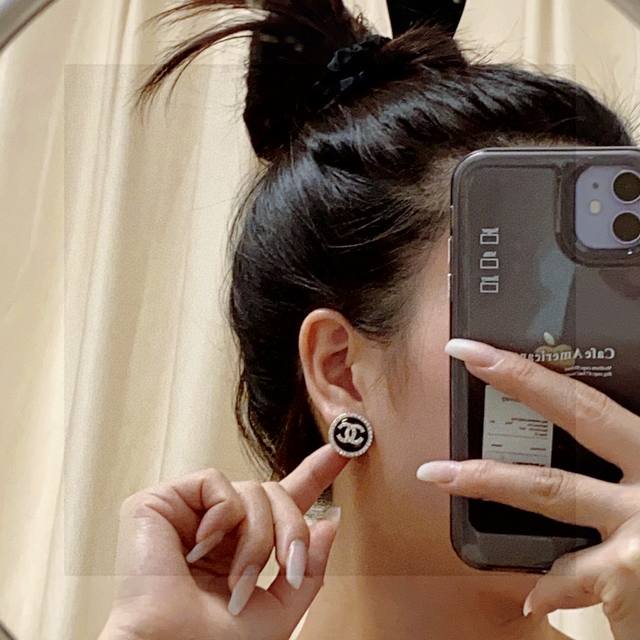 Chanel Chanel Double C earrings are very good-looking and versatile. They are fa